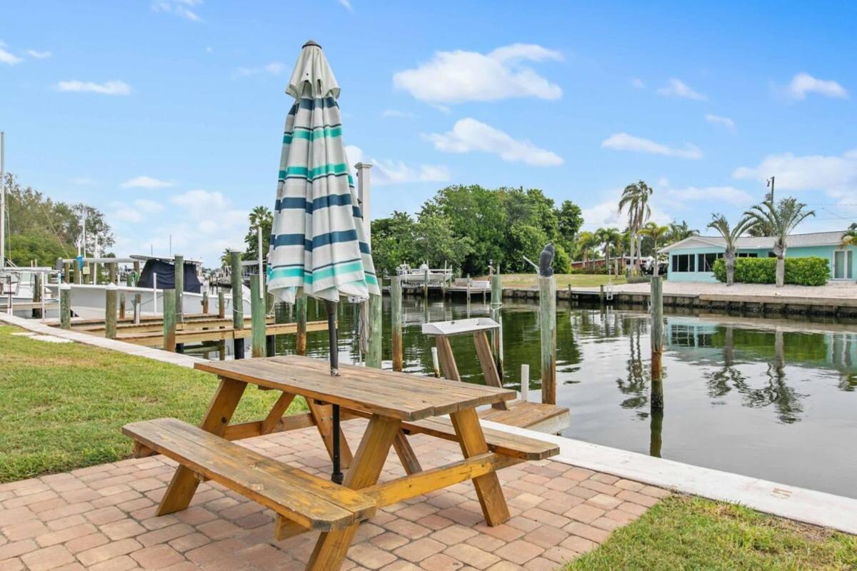 Paradise Palms - Chic Prime Spot Pool Bbq Alfresco Holiday home *