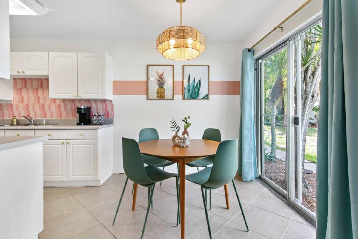 Paradise Palms - Chic Prime Spot Pool Bbq Alfresco Holiday home *